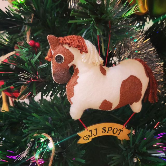 I get a new JJ ornament every year, and this absolutely adorable one is from @chubbytchotchkes! Send her a DM to get a custom chubby made in honor of your favorite horse! 🥰🎄🎁
